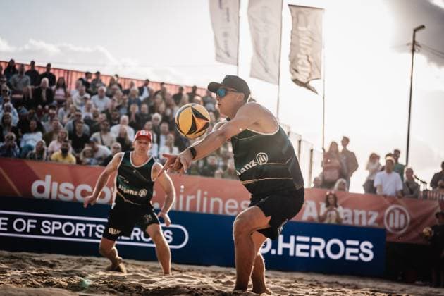 Beachvolleyball Männer Allianz German Beach Tour 2025 Tourstop Düsseldorf 16.05.2025 Kristians Fokerots nimmt den Ball an Düsseldorf Robert-Lehr-Ufer Nordrhein-Westfalen Deutschland