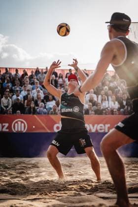 Beachvolleyball Männer Allianz German Beach Tour 2025 Tourstop Düsseldorf 16.05.2025 Martins Plavins beim Zuspiel Düsseldorf Robert-Lehr-Ufer Nordrhein-Westfalen Deutschland