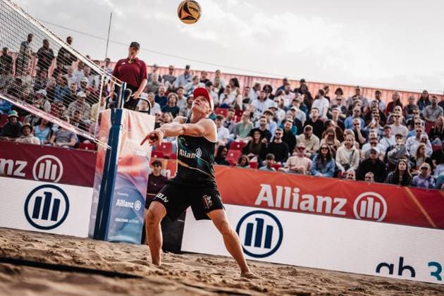 Beachvolleyball Männer Allianz German Beach Tour 2025 Tourstop Düsseldorf 16.05.2025 Martins Plavins spielt den Ball Düsseldorf Robert-Lehr-Ufer Nordrhein-Westfalen Deutschland