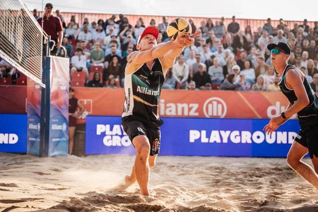Beachvolleyball Männer Allianz German Beach Tour 2025 Tourstop Düsseldorf 16.05.2025 Martins Plavins spielt den Ball Düsseldorf Robert-Lehr-Ufer Nordrhein-Westfalen Deutschland