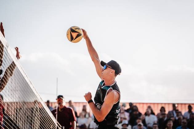 Beachvolleyball Männer Allianz German Beach Tour 2025 Tourstop Düsseldorf 16.05.2025 Kristians Fokerots beim Angriff Düsseldorf Robert-Lehr-Ufer Nordrhein-Westfalen Deutschland