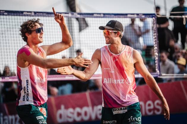 Beachvolleyball Männer Allianz German Beach Tour 2025 Tourstop Düsseldorf 16.05.2025 v.l. Hennes Nissen und Niklas Held jubeln Düsseldorf Robert-Lehr-Ufer Nordrhein-Westfalen Deutschland