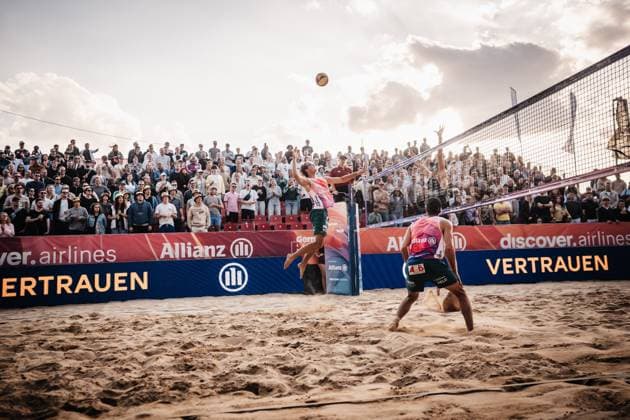Beachvolleyball Männer Allianz German Beach Tour 2025 Tourstop Düsseldorf 16.05.2025 Hennes Nissen beim Angriff Düsseldorf Robert-Lehr-Ufer Nordrhein-Westfalen Deutschland