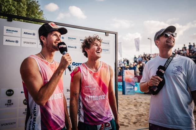 Beachvolleyball Männer Allianz German Beach Tour 2025 Tourstop Düsseldorf 16.05.2025 v.l. Niklas Held, Hennes Nissen und Tim Noack im Siegerinterview Düsseldorf Robert-Lehr-Ufer Nordrhein-Westfalen Deutschland
