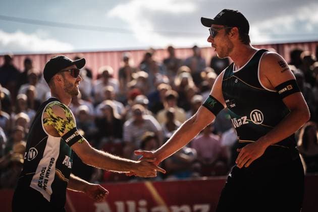 Beachvolleyball Männer Allianz German Beach Tour 2025 Tourstop Düsseldorf 16.05.2025 v.l. Clemens Wickler und Nils Ehlers jubeln und schlagen ein Düsseldorf Robert-Lehr-Ufer Nordrhein-Westfalen Deutschland