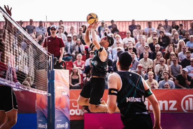 Beachvolleyball Männer Allianz German Beach Tour 2025 Tourstop Düsseldorf 16.05.2025 Clemens Wickler mit einem Sprungzuspiel Düsseldorf Robert-Lehr-Ufer Nordrhein-Westfalen Deutschland