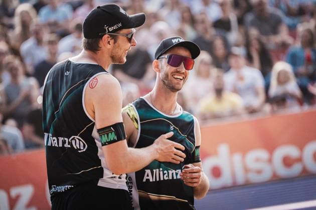 Beachvolleyball Männer Allianz German Beach Tour 2025 Tourstop Düsseldorf 16.05.2025 v.l. Nils Ehlers und Clemens Wickler freuen sich Düsseldorf Robert-Lehr-Ufer Nordrhein-Westfalen Deutschland