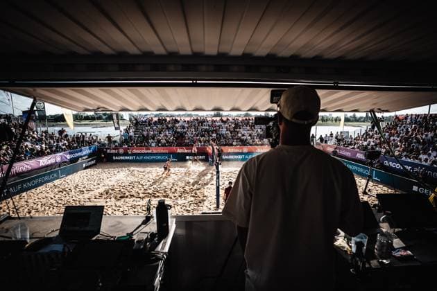 Beachvolleyball Männer Allianz German Beach Tour 2025 Tourstop Düsseldorf 16.05.2025 Kameraperspektive des vollen Stadions Düsseldorf Robert-Lehr-Ufer Nordrhein-Westfalen Deutschland