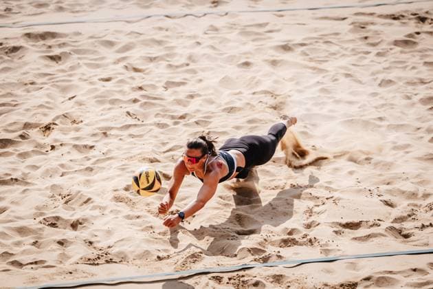 Beachvolleyball Frauen Allianz German Beach Tour 2025 Tourstop Düsseldorf 16.05.2025 Leonie Klinke springt zum Ball Düsseldorf Robert-Lehr-Ufer Nordrhein-Westfalen Deutschland