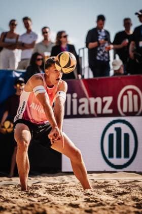 Beachvolleyball Männer Allianz German Beach Tour 2025 Tourstop Düsseldorf 16.05.2025 Luis Kubo nimmt den Ball an Düsseldorf Robert-Lehr-Ufer Nordrhein-Westfalen Deutschland