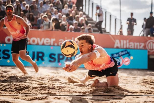 Beachvolleyball Männer Allianz German Beach Tour 2025 Tourstop Düsseldorf 16.05.2025 Luis Kubo springt zum Ball Düsseldorf Robert-Lehr-Ufer Nordrhein-Westfalen Deutschland