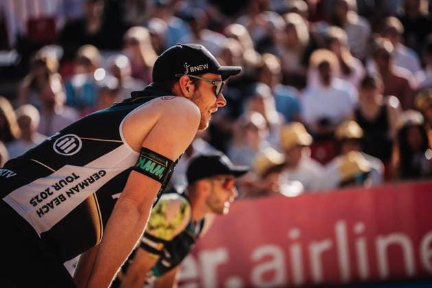 Beachvolleyball Männer Allianz German Beach Tour 2025 Tourstop Düsseldorf 16.05.2025 Nils Ehlers wartet auf die Angabe Düsseldorf Robert-Lehr-Ufer Nordrhein-Westfalen Deutschland