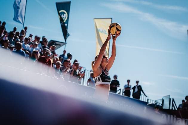 Beachvolleyball Frauen Allianz German Beach Tour 2025 Tourstop Düsseldorf 16.05.2025 Karla Borger beim Aufschlag Düsseldorf Robert-Lehr-Ufer Nordrhein-Westfalen Deutschland