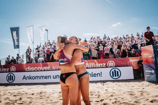 Beachvolleyball Frauen Allianz German Beach Tour 2025 Tourstop Düsseldorf 16.05.2025 v.l. Anna-Chiara Reformat und Chenoa Christ jubeln nach dem Sieg Düsseldorf Robert-Lehr-Ufer Nordrhein-Westfalen Deutschland
