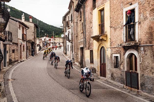 2025 Giro d Italia Stage 7 Picture by Zac Williams SWpix.com - 16 05 2025 - Cycling - 2025 Giro d Italia Stage 7, Castel di Sangro to Tagliacozzo, Italy - The peloton during Stage 7. Copyright: x xSWpix.comx(t axPhotographyxHubxLtd)xZacxWilliams SWpix.comx SWP-2645
