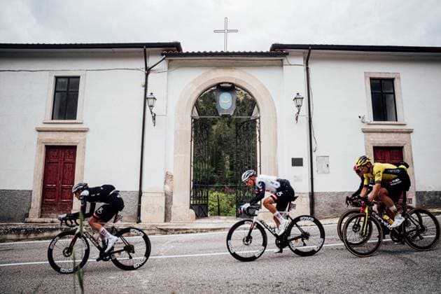 2025 Giro d Italia Stage 7 Picture by Zac Williams SWpix.com - 16 05 2025 - Cycling - 2025 Giro d Italia Stage 7, Castel di Sangro to Tagliacozzo, Italy - Juan Ayuso, UAE Team XRG. Copyright: x xSWpix.comx(t axPhotographyxHubxLtd)xZacxWilliams SWpix.comx SWP-2645