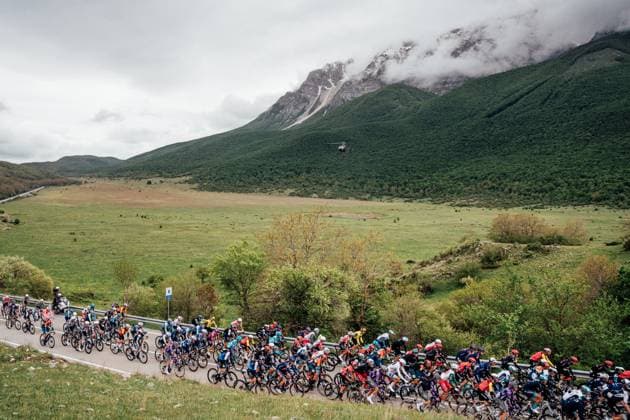 Sport Themen der Woche KW20 Sport Bilder des Tages 2025 Giro d Italia Stage 7 Picture by Zac Williams SWpix.com - 16 05 2025 - Cycling - 2025 Giro d Italia Stage 7, Castel di Sangro to Tagliacozzo, Italy - The peloton during Stage 7. Copyright: x xSWpix.comx(t axPhotographyxHubxLtd)xZacxWilliams SWpix.comx SWP-2645