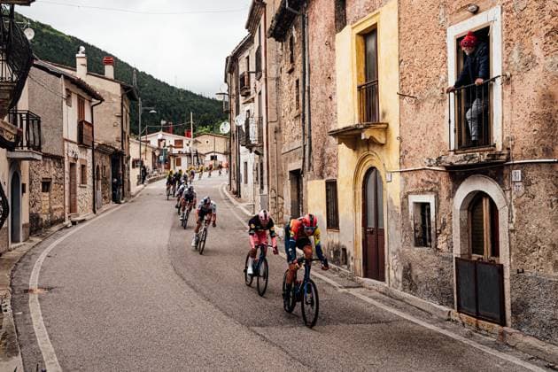 2025 Giro d Italia Stage 7 Picture by Zac Williams SWpix.com - 16 05 2025 - Cycling - 2025 Giro d Italia Stage 7, Castel di Sangro to Tagliacozzo, Italy - Daan Hoole, Mads Pedersen, Lidl Trek. Copyright: x xSWpix.comx(t axPhotographyxHubxLtd)xZacxWilliams SWpix.comx SWP-2645