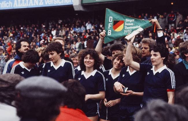 Archivbilder der Woche SPORT KW20 01.05.82 DFB-Pokal Finale 1982 FC Bayern München - 1. FC Nürnberg Deutschland, Frankfurt, 01.05.1982, Fussball, DFB-Pokal, Saison 1981 1982, Finale in Frankfurt, FC Bayern München - 1. FC Nürnberg (4:2): Sieger Damen Vereins Pokal Frauen DFB-Pokal Siegermannschaft Team SSG 09 Bergisch Gladbach Team Mannschaft Spielerinnen mi. Anne Trabant-Harbach re. Gaby Dlugi-Winterberg mit der Trophäe. *** 01 05 82 DFB Pokal Final 1982 FC Bayern München 1 FC Nürnberg Germany, Frankfurt, 01 05 1982, Football, DFB Pokal, Season 1981 1982, Final in Frankfurt, FC Bayern München 1 FC Nürnberg 4 2 Winner Ladies Club Cup Women DFB Pokal Winner Team SSG 09 Bergisch Gladbach Team Team players mi Anne Trabant Harbach re Gaby Dlugi Winterberg with the trophy