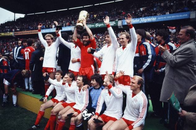 01.05.82 DFB-Pokal Finale 1982 FC Bayern München - 1. FC Nürnberg Deutschland, Frankfurt, 01.05.1982, Fussball, DFB-Pokal, Saison 1981 1982, Finale in Frankfurt, FC Bayern München - 1. FC Nürnberg (4:2): Team Mannschaft Spieler Siegermannschaft Gewinner Sieger FC Bayern München mit dem DFB-Pokal Trophäe Obere Reihe v.l. Karl-Heinz Rummenigge, Udo Horsmann, Paul Breitner, Kurt Niedermayer, Bernd Dürnberger Untere Reihe v.l. Klaus Augenthaler, Wolfgang Dremmler, Wolfgang Kraus, Manfred Müller, Hans Weiner, Dieter Hoeneß. *** 01 05 82 DFB Pokal Final 1982 FC Bayern München 1 FC Nürnberg Germany, Frankfurt, 01 05 1982, Football, DFB Pokal, Season 1981 1982, Final in Frankfurt, FC Bayern München 1 FC Nürnberg 4 2 Team Team Players Winning Team Winners Winners FC Bayern München with the DFB Pokal Trophy Top row from l Karl Heinz Rummenigge, Udo Horsmann, Paul Breitner, Kurt Niedermayer, Bernd Dürnberger Bottom row from l Klaus Augenthaler, Wolfgang Dremmler, Wolfgang Kraus, Manfred Müller, Hans Weiner, Dieter Hoeneß