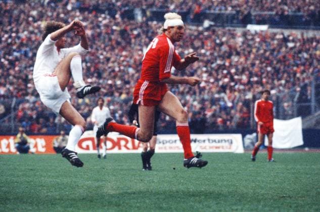 01.05.82 DFB-Pokal Finale 1982 FC Bayern München - 1. FC Nürnberg Deutschland, Frankfurt, 01.05.1982, Fussball, DFB-Pokal, Saison 1981 1982, Finale in Frankfurt, FC Bayern München - 1. FC Nürnberg (4:2): Dieter Hoeneß (FC Bayern München); Verletzung Verband Kopf Turban Blut. *** 01 05 82 DFB Pokal Final 1982 FC Bayern München 1 FC Nürnberg Germany, Frankfurt, 01 05 1982, Football, DFB Pokal, Season 1981 1982, Final in Frankfurt, FC Bayern München 1 FC Nürnberg 4 2 Dieter Hoeneß FC Bayern München Injury Bandage Head Turban Blood