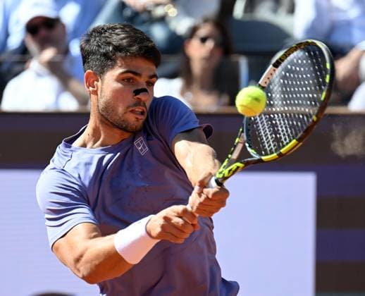 (250517) -- ROME, May 17, 2025 -- Carlos Alcaraz returns a shot during the men s singles semifinal match between Carlos Alcaraz of Spain and Lorenzo Musetti of Italy at the ATP, Tennis Herren Italian Open in Rome, Italy, May 16, 2025. (Photo by Xinhua) (SP)ITALY-ROME-TENNIS-ATP-ITALIAN OPEN-CARLOS ALCARAZ VS LORENZO MUSETTI AlbertoxLingria 