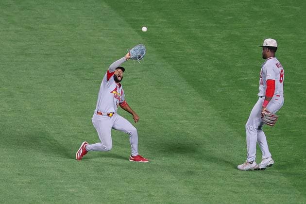 MLB, Baseball Herren, USA 2025: Cardinals Vs Royals MAY 16 May 16, 2025: St. Louis Cardinals center fielder Victor Scott II (11) catches a fly ball for an out on Kansas City Royals left fielder Michael Massey (19) as St. Louis Cardinals right fielder Jordan Walker (18) looks on during the eighth inning at Kauffman Stadium in Kansas City, MO. David Smith CSM (Credit Image: Â David Smith Cal Media) Kansas City Mo United States of America EDITORIAL USE ONLY Copyright: xx ZUMA-20250516_zma_c04_039.jpg DavidxSmithx csmphotothree383680