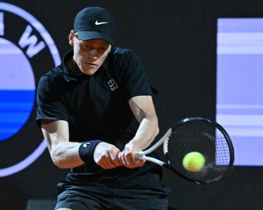 (250517) -- ROME, May 17, 2025 -- Jannik Sinner returns a shot during the men s singles semifinal match between Jannik Sinner of Italy and Tommy Paul of the United States at the ATP, Tennis Herren Italian Open in Rome, Italy, May 16, 2025. (Photo by Xinhua) (SP)ITALY-ROME-TENNIS-ATP-ITALIAN OPEN-SINNER VS PAUL AlbertoxLingria 