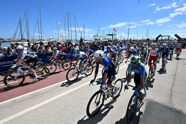 May 17, 2025, Giulianova, ITALY: The pack of riders at the departure of the 8th stage of the 108 Giro d Italia 2025, cycling race over 197 km from Giulianova to Castelraimondo, Italy, 17 May 2025. ANSA LUCA ZENNARO. Giro D Italia Cycling Tour - Stage 8  - ZUMAa110 20250517_zaf_a110_030 Copyright: xLucaxZennarox