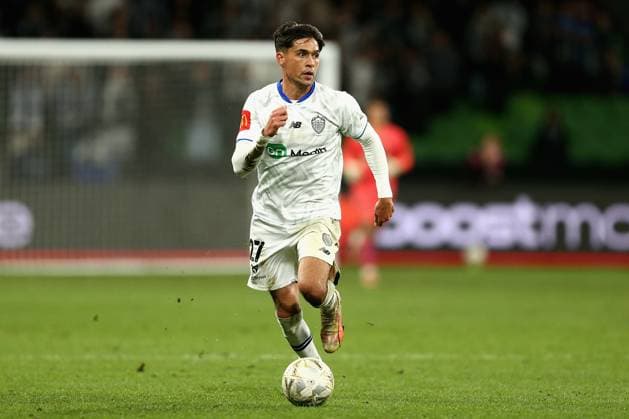 ALEAGUE VICTORY AUCKLAND, Logan Rogerson of Auckland FC runs with the ball during the A-League Semi final match between Melbourne Victory and Auckland FC at AAMI Park in Melbourne, Saturday, May 17, 2025. ( NO ARCHIVING, EDITORIAL USE ONLY MELBOURNE VICTORIA AUSTRALIA  Copyright: xROBxPREZIOSOx 20250517160445576178
