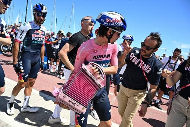 May 17, 2025, Giulianova, ITALY: Slovenian rider Primoz Roglic of Red Bull - Bora - Hansgrohe team wearing the overall leader s pink jersey witha little pink philarmonic, on the signing in podium ahead the departure of the 8th stage of the 108 Giro d Italia 2025, cycling race over 197 km from Giulianova to Castelraimondo, Italy, 17 May 2025. ANSA LUCA ZENNARO Giro D Italia Cycling Tour: Stage 8  - ZUMAa110 20250517_zaf_a110_036 Copyright: xLucaxZennarox