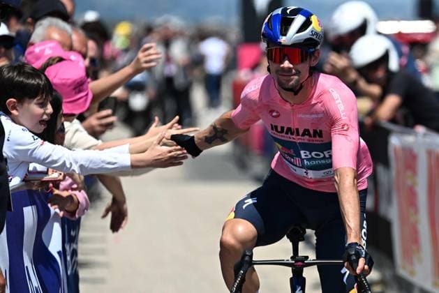 May 17, 2025, Giulianova, ITALY: Slovenian rider Primoz Roglic of Red Bull - Bora - Hansgrohe team wearing the overall leader s pink jersey, arrive to the start for the 8th stage of the 108 Giro d Italia 2025, cycling race over 197 km from Giulianova to Castelraimondo, Italy, 17 May 2025. ANSA LUCA ZENNARO Giro D Italia Cycling Tour: Stage 8  - ZUMAa110 20250517_zaf_a110_038 Copyright: xLucaxZennarox