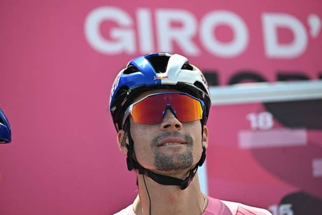 May 17, 2025, Giulianova, ITALY: Slovenian rider Primoz Roglic of Red Bull - Bora - Hansgrohe team wearing the overall leader s pink jersey, on the signing in podium ahead the departure of the 8th stage of the 108 Giro d Italia 2025, cycling race over 197 km from Giulianova to Castelraimondo, Italy, 17 May 2025. ANSA LUCA ZENNARO Giro D Italia Cycling Tour: Stage 8  - ZUMAa110 20250517_zaf_a110_040 Copyright: xLucaxZennarox