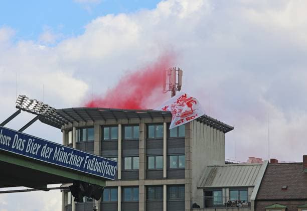 Sport Themen der Woche KW20 Fussball, Herren, 3.Liga, Saison 2024 2025, TSV 1860 München - FC Erzgebirge Aue, Grünwalder Stadion Fans des FC Bayern München zündeten auf einem benachbarten Hochhaus roten Rauch, Bengalo und die Fahne München ist rot, daruafhin, Schmähgesänge der 1860 Fans in der Westkurve DFB regulations prohibit any use of photographs as image sequences and or quasi-video *** Football, Men, 3 Liga, Season 2024 2025, TSV 1860 München FC Erzgebirge Aue, Grünwalder Stadion Fans of FC Bayern München ignited red smoke, Bengalo and the flag München ist rot, daruafhin, Schmähgesänge der 1860 Fans in der Westkurve DFB regulations prohibit any use of photographs as image sequences and or quasi video