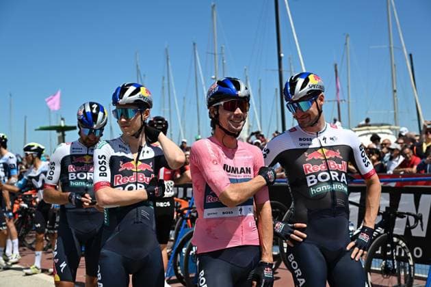 May 17, 2025, Giulianova, ITALY: Slovenian rider Primoz Roglic of Red Bull - Bora - Hansgrohe team wearing the overall leader s pink jersey, arrive to the start for the 8th stage of the 108 Giro d Italia 2025, cycling race over 197 km from Giulianova to Castelraimondo, Italy, 17 May 2025. ANSA LUCA ZENNARO Giro D Italia Cycling Tour: Stage 8  - ZUMAa110 20250517_zaf_a110_042 Copyright: xLucaxZennarox