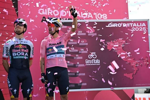 May 17, 2025, Giulianova, ITALY: Slovenian rider Primoz Roglic of Red Bull - Bora - Hansgrohe team wearing the overall leader s pink jersey, on the signing in podium ahead the departure of the 8th stage of the 108 Giro d Italia 2025, cycling race over 197 km from Giulianova to Castelraimondo, Italy, 17 May 2025. ANSA LUCA ZENNARO Giro D Italia Cycling Tour: Stage 8  - ZUMAa110 20250517_zaf_a110_045 Copyright: xLucaxZennarox