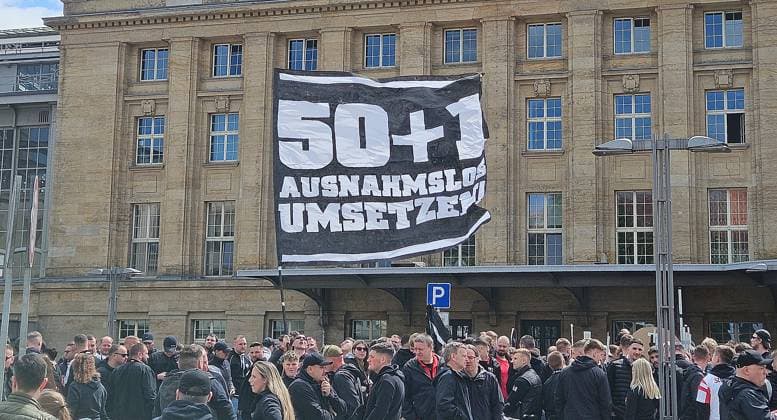 Frankfurt , Fussball Bundesliga Saison 2024 2025 , RB Leipzig vs. VfB Stuttgart , 50 + 1 umsetzen , Demo in Leipzig , Fans Banner Gemäß den Vorgaben der DFL Deutschen Fußball Liga ist es untersagt, in dem Stadion und oder vom Spiel angefertigte Fotoaufnahmen in Form von Sequenzbildern und oder videoähnlichen Fotostrecken zu verwerten bzw. verwerten zu lassen.