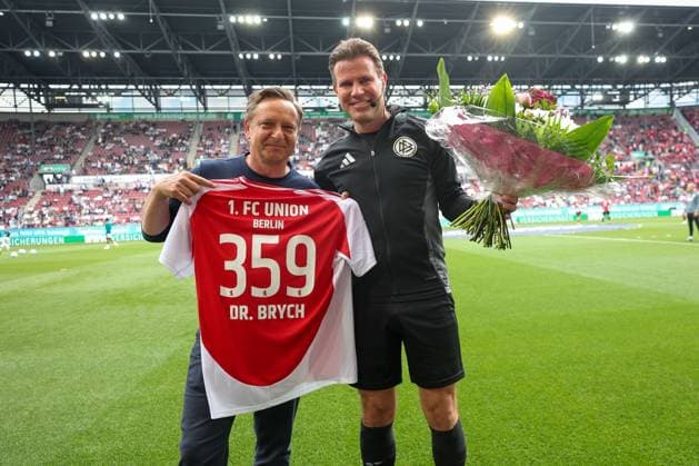 Sport Themen der Woche KW20 Verabschiedung von Schiedsrichter, Referee, Dr. Felix Brych durch Geschaeftsfuehrer Profifussball Host Heldt (1.FC Union Berlin), FC Augsburg vs. 1. FC Union Berlin, Fussball, 1. Bundesliga, 34. Spieltag, 17.05.2025 DFB regulations prohibit any use of photographs as image sequences and or quasi-video Augsburg Bayern Deutschland *** Farewell to referee, Referee, Dr. Felix Brych by managing director professional football Host Heldt 1 FC Union Berlin , FC Augsburg vs 1 FC Union Berlin, Football, 1 Bundesliga, 34 Matchday, 17 05 2025 DFB regulations prohibit any use of photographs as image sequences and or quasi video Augsburg Bayern Germany Copyright: xkolbert-press ChristianxKolbertx