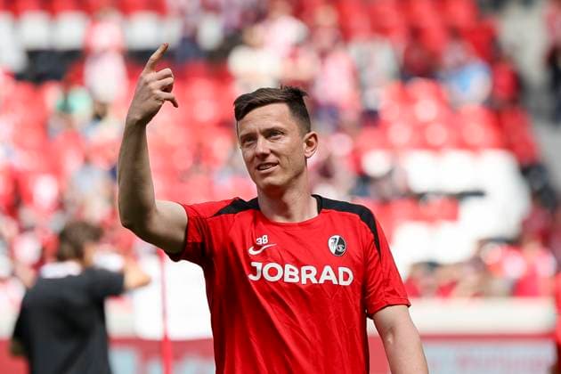Michael Gregoritsch (SC Freiburg, 38) beim Aufwärmen vor Spielbeginn , Deutschland, Fussball, 1. Bundesliga, 34.Spieltag, 2024 2025, SC Freiburg vs. Eintracht Frankfurt, 17.05.2025, Europa-Park Stadion, Freiburg im Breisgau, Deutschland DFL REGULATIONS PROHIBIT ANY USE OF PHOTOGRAPHS AS IMAGE SEQUENCES AND OR QUASI-VIDEO. Freiburg im Breisgau Europa-Park Stadion Baden-Württemberg Deutschland *** Michael Gregoritsch SC Freiburg, 38 warming up before the start of the match , Germany, Soccer, 1 Bundesliga, Matchday 34, 2024 2025, SC Freiburg vs Eintracht Frankfurt, 17 05 2025, Europa Park Stadion, Freiburg im Breisgau, Germany DFL REGULATIONS PROHIBIT ANY USE OF PHOTOGRAPHS AS IMAGE SEQUENCES AND OR QUASI VIDEO Freiburg im Breisgau Europa Park Stadion Baden Württemberg Germany Copyright: xGrantxHubbsx