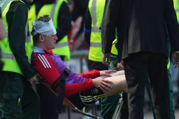 Sport Themen der Woche KW20 Aberdeen s Jack Mackenzie is seen being attended to after a suspected bottling incident following the full time whistle Dundee United v Aberdeen, William Hill Premiership, Football, Tannadice Park, Dundee, Scotland, UK - 17 May 2025  Copyright: xPetexSummers Shutterstockx 15304319bn