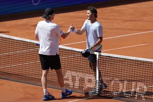 GER, Hamburg, xFSx, ATP500 Herren-Tennistunier Bitpanda Hamburg Open 2025, 17.05.2025 Max Wiskandt (GER) gratuliert Aleksandar Kovacevic (USA) , zum Sieg Copyright: HMBxMedia FernandoxSoares