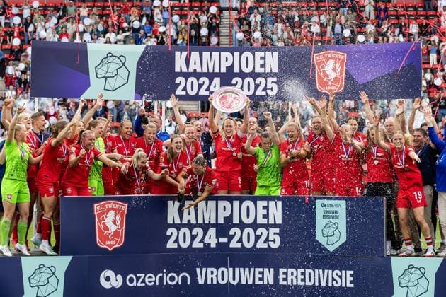 Fußball, Frauen, Twente Enschede feiert den Gewinn der Meisterschaft in den Niederlanden ENSCHEDE - Players of FC Twente react after winning the championship during the Dutch Azerion Women s Eredivisie match between FC Twente and AZ at Stadion De Grolsch Veste on May 17, 2025 in Enschede, Netherlands. ANP VINCENT JANNINKX xVIxANPxSportx xxANPxIVx 527777556 originalFilename: 527777556.jpg