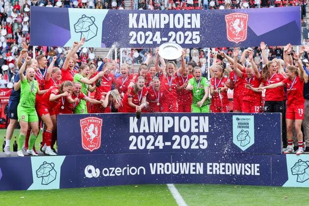 Fußball, Frauen, Twente Enschede feiert den Gewinn der Meisterschaft in den Niederlanden 2025-05-17 FC Twente v AZ - Dutch Azerion Women s Eredivisie ENSCHEDE, NETHERLANDS - MAY 17: FC Twente women winning the Azerion Women Eredivisie during the Dutch Azerion Women s Eredivisie match between FC Twente and AZ at Grolsch Veste on May 17, 2025 in Enschede, Netherlands. Enschede Grolsch Veste Netherlands Content not available for redistribution in The Netherlands directly or indirectly through any third parties. Copyright: xPeterxLousx