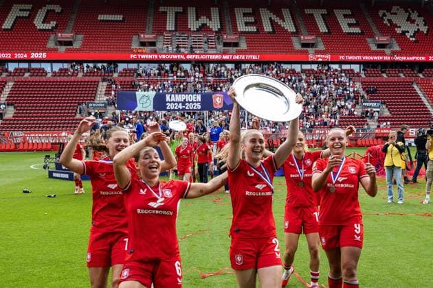 Fußball, Frauen, Twente Enschede feiert den Gewinn der Meisterschaft in den Niederlanden ENSCHEDE - Players of FC Twente react after winning the championship during the Dutch Azerion Women s Eredivisie match between FC Twente and AZ at Stadion De Grolsch Veste on May 17, 2025 in Enschede, Netherlands. ANP VINCENT JANNINKX xVIxANPxSportx xxANPxIVx 527777726 originalFilename: 527777726.jpg