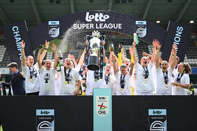 Fußball, Frauen, OH Leuven feiert den Gewinn der Meisterschaft in Belgien OH Leuven Women v RSCA Women - Lotto Super League HEVERLEE, BELGIUM - MAY 17 : The team of OH Leuven Women celebrates after winning the championship during the Lotto Super League match between OH Leuven Women and RSCA Women on May 17, 2025 in Heverlee, Belgium, 17 05 2025 Heverlee Belgium  Copyright: xTomasxSiskx