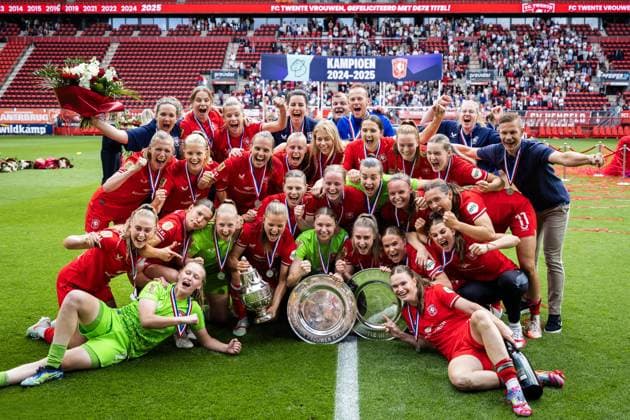 Fußball, Frauen, Twente Enschede feiert den Gewinn der Meisterschaft in den Niederlanden ENSCHEDE - Players of FC Twente pose with the championship trophy, supercup trophy and KNVB cup after winning the championship during the Dutch Azerion Women s Eredivisie match between FC Twente and AZ at Stadion De Grolsch Veste on May 17, 2025 in Enschede, Netherlands. ANP VINCENT JANNINKX xVIxANPxSportx xxANPxIVx 527778181 originalFilename: 527778181.jpg