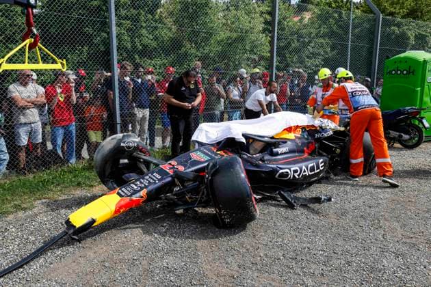 F1 - EMILIA ROMAGNA GRAND PRIX 2025 22 TSUNODA Yuki (jap), Red Bull Racing RB21, action crash, accident, marshall, commissaire de piste, marshal, marshalls, marshals during the Formula 1 AWS Gran Premio del Made in Italy e Dell™Emilia-Romagna 2025, Emilia Romagna Grand Prix 2025, 7th round of the 2025 FIA Formula One World Championship, WM, Weltmeisterschaft from May 16 to 18, 2025 on the Autodromo Internazionale Enzo e Dino Ferrari, in Imola, Italy - ImolaItaly  Copyright: xJavierxJimenezx