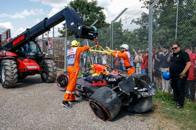 F1 - EMILIA ROMAGNA GRAND PRIX 2025 22 TSUNODA Yuki (jap), Red Bull Racing RB21, action crash, accident, marshall, commissaire de piste, marshal, marshalls, marshals during the Formula 1 AWS Gran Premio del Made in Italy e Dell™Emilia-Romagna 2025, Emilia Romagna Grand Prix 2025, 7th round of the 2025 FIA Formula One World Championship, WM, Weltmeisterschaft from May 16 to 18, 2025 on the Autodromo Internazionale Enzo e Dino Ferrari, in Imola, Italy - ImolaItaly  Copyright: xJavierxJimenezx