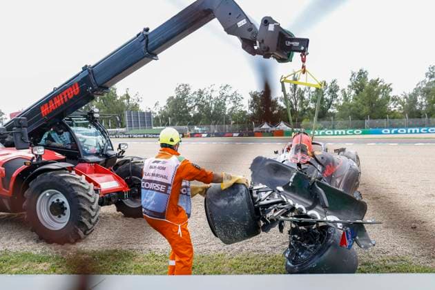 F1 - EMILIA ROMAGNA GRAND PRIX 2025 22 TSUNODA Yuki (jap), Red Bull Racing RB21, action crash, accident, marshall, commissaire de piste, marshal, marshalls, marshals during the Formula 1 AWS Gran Premio del Made in Italy e Dell™Emilia-Romagna 2025, Emilia Romagna Grand Prix 2025, 7th round of the 2025 FIA Formula One World Championship, WM, Weltmeisterschaft from May 16 to 18, 2025 on the Autodromo Internazionale Enzo e Dino Ferrari, in Imola, Italy - ImolaItaly  Copyright: xJavierxJimenezx