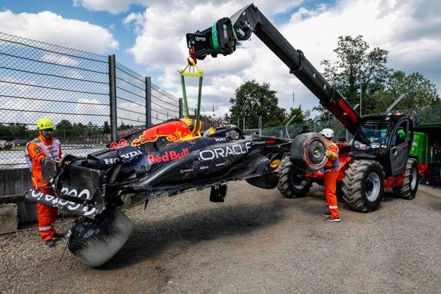Bilder des Jahres 2025, Sport 05 Mai Sport Themen der Woche KW20 F1 - EMILIA ROMAGNA GRAND PRIX 2025 22 TSUNODA Yuki (jap), Red Bull Racing RB21, action crash, accident, marshall, commissaire de piste, marshal, marshalls, marshals during the Formula 1 AWS Gran Premio del Made in Italy e Dell™Emilia-Romagna 2025, Emilia Romagna Grand Prix 2025, 7th round of the 2025 FIA Formula One World Championship, WM, Weltmeisterschaft from May 16 to 18, 2025 on the Autodromo Internazionale Enzo e Dino Ferrari, in Imola, Italy - ImolaItaly  Copyright: xJavierxJimenezx